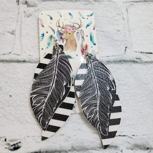 2 Layer Black and White Feather Faux Leather Dangle Chic Lightweight Earring 2g6 - Picture 4 of 6